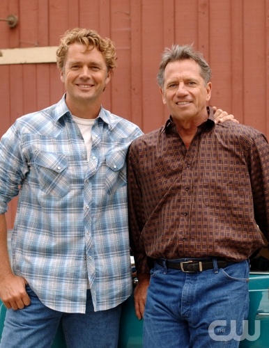 TheCW Staffel1-7Pics_65.jpg - SMALLVILLE"Exposed" (Episode #505)Image #SM505-0193Pictured (l-r): John Schneider as Jonathan Kent, Tom Wopat as JenningsCredit: ©ÊThe WB/Sergei Bachlakov